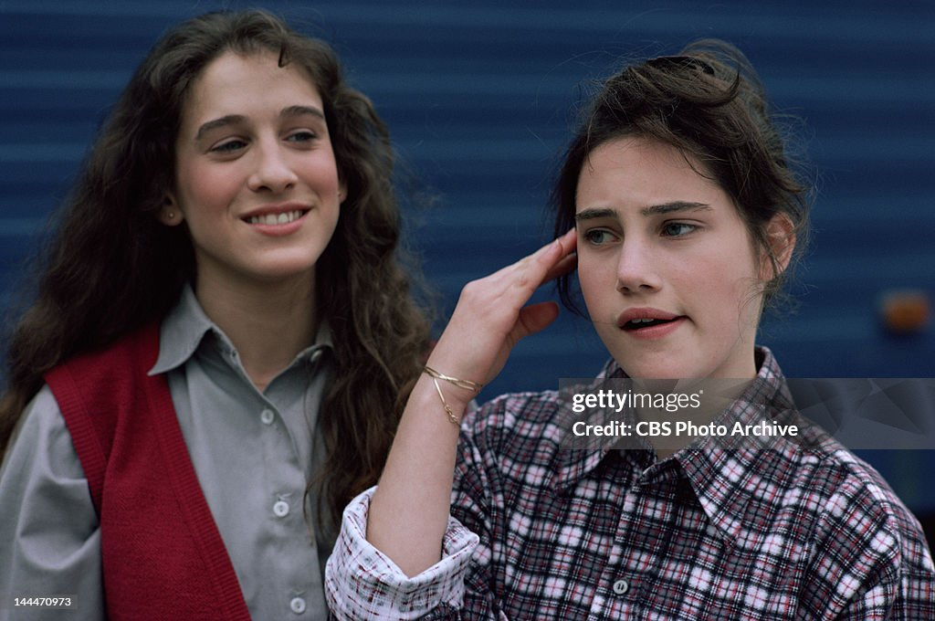 Characters Patty (Sarah Jessica Parker) and Lauren (Amy Linker) in Square Pegs 1982-83
