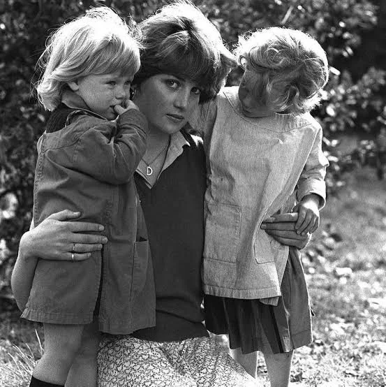 Diana and two small girls, 1980 ♡