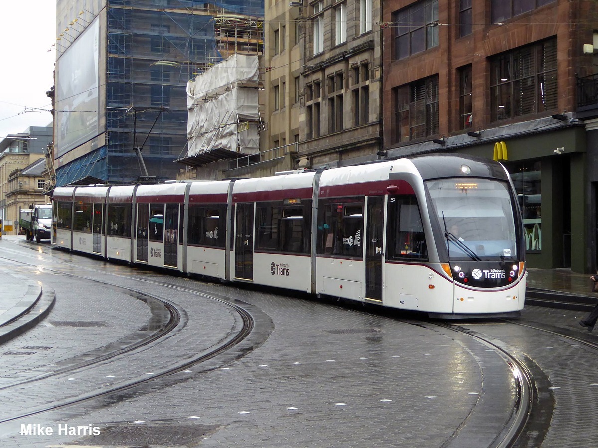 Edinburgh tram MHarris 1x.jpg