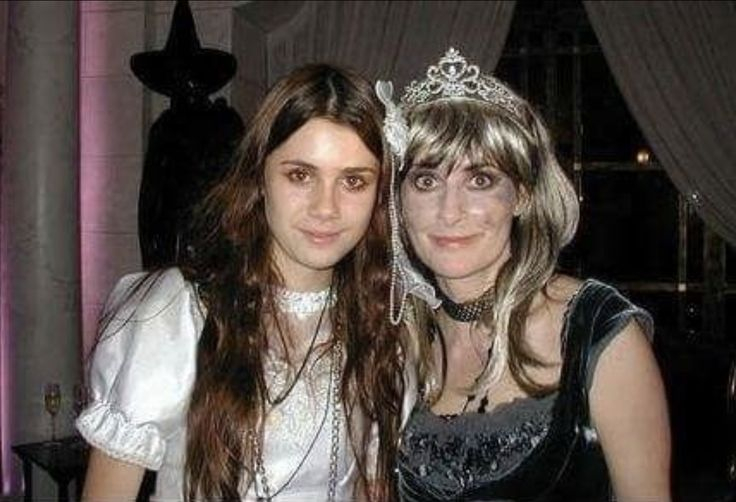 Maeve her 2nd lesbian niece, and Enya. 😊