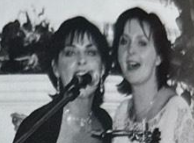 Enya and late Moya singing together, 2000.png