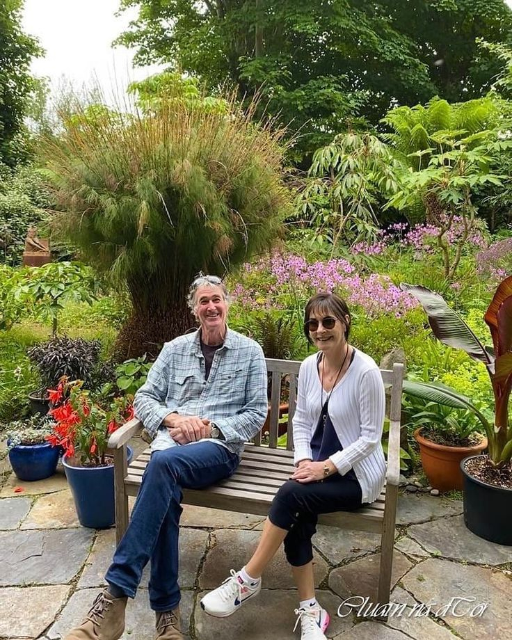 2021 picture, Deirdre's husband Seamus thr gardener and Enya ♡