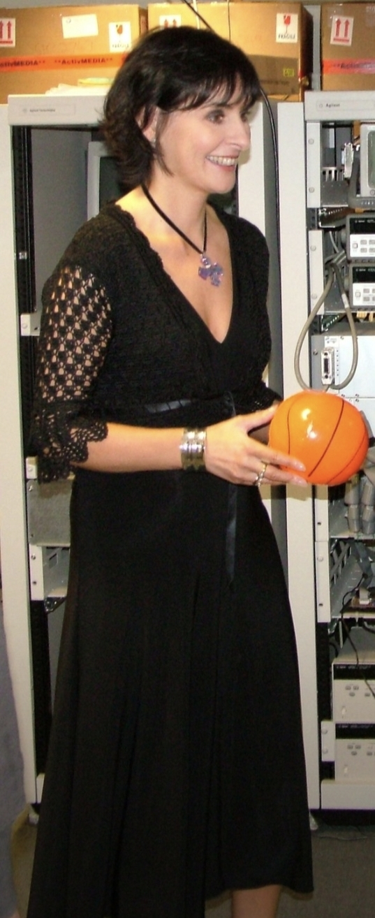Enya real picture ☆ holding a toy basketball in IT.jpg