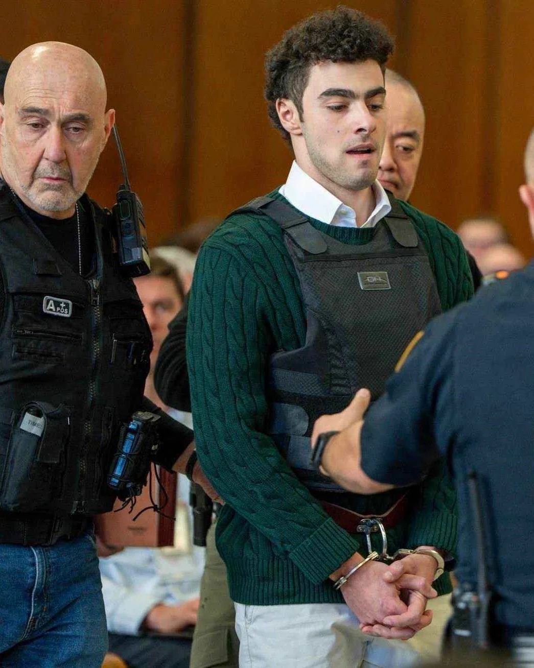 luigi-mangione-appears-in-court-wearing-a-bulletproof-vest-v0-vn72oz93zjke1.webp
