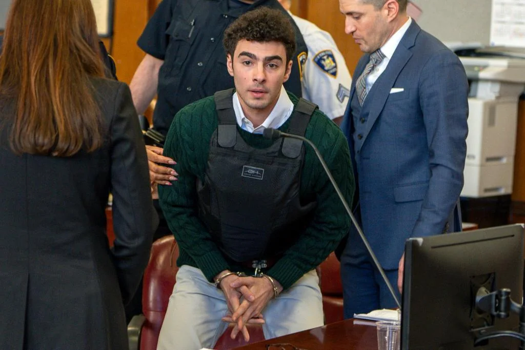 luigi-mangione-appears-in-court-wearing-a-bulletproof-vest-v0-x0pevy93zjke1.webp