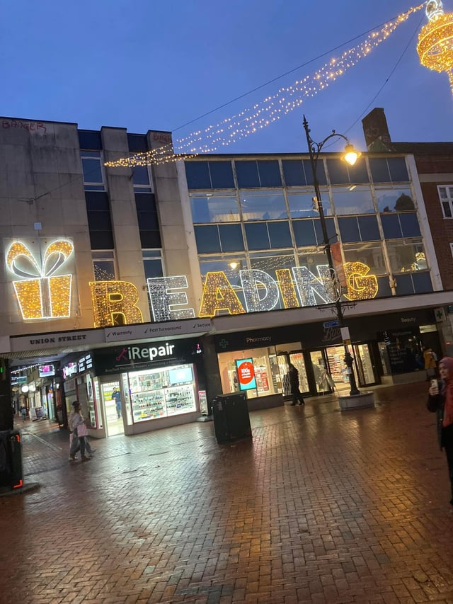 reading-christmas-lights-v0-w8zn9qhzx32e1.jpeg