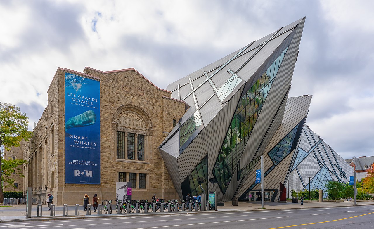 Royal_Ontario_Museum_in_Fall_2021.jpg