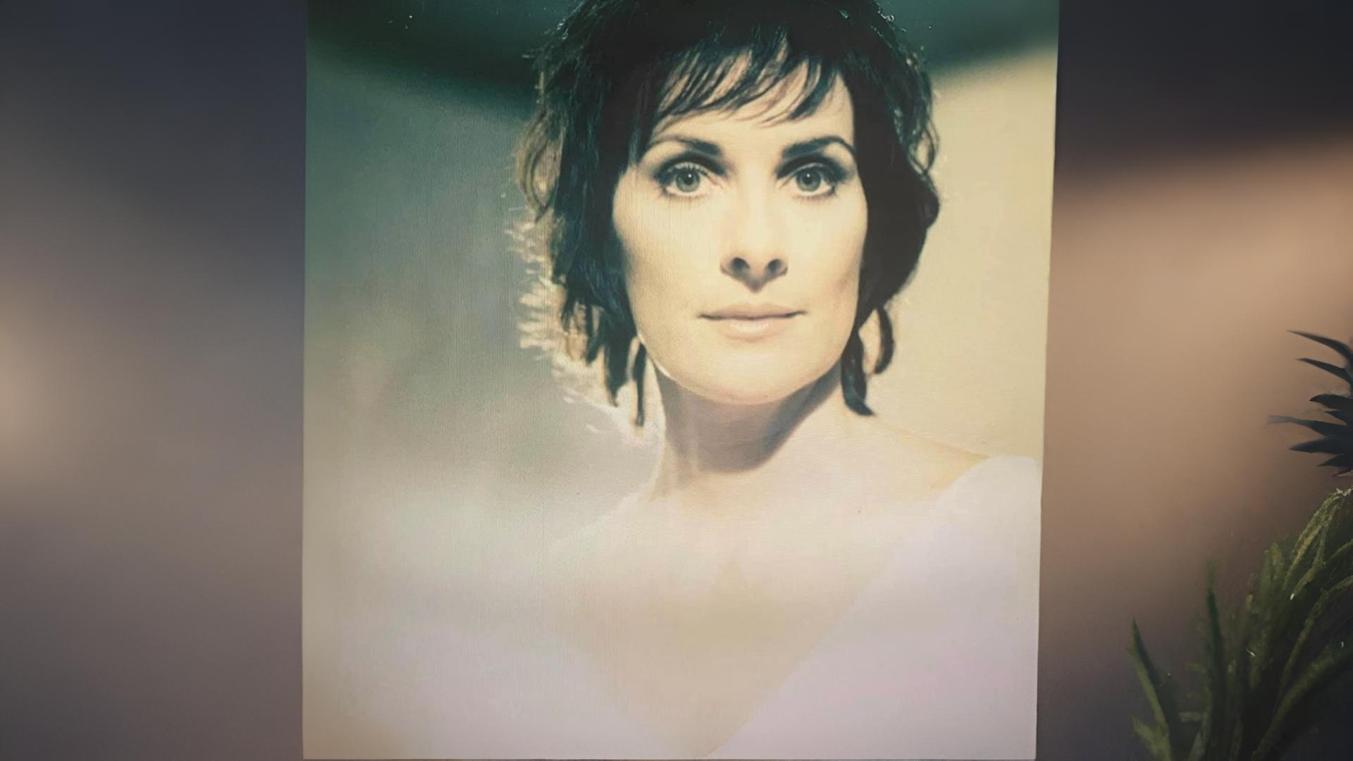 Enya c. 2001 photo, expanded image on Pixelcut
