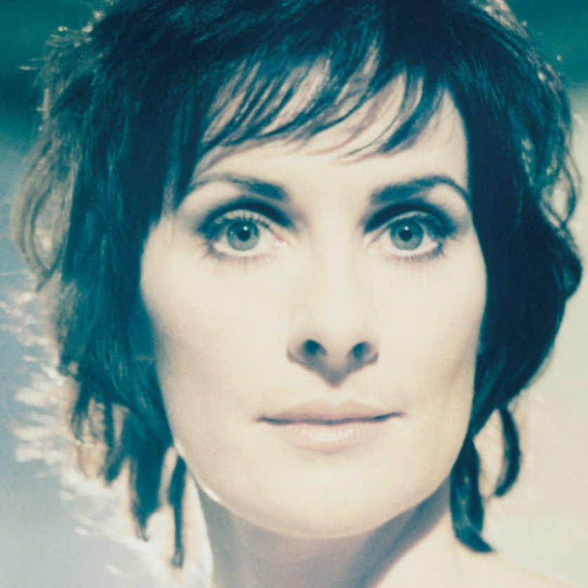 Enya, 2001 photo ♡