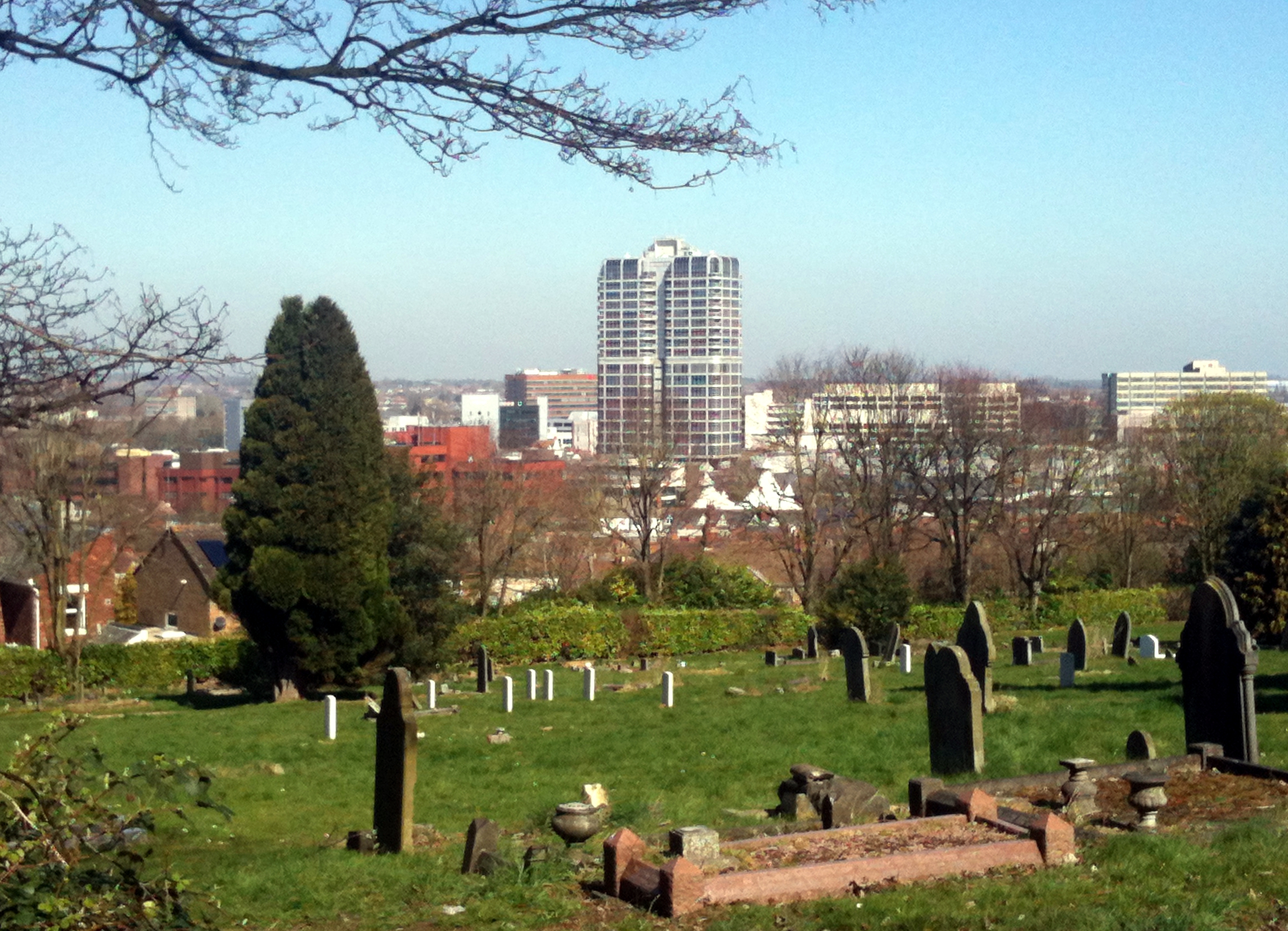 Swindon_town_centre,_taken_from_Radnor_Street_Cemetery,_Spring_2012.jpg