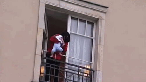 Michael-Jackson-hangs-Blanket-over-balcony.gif
