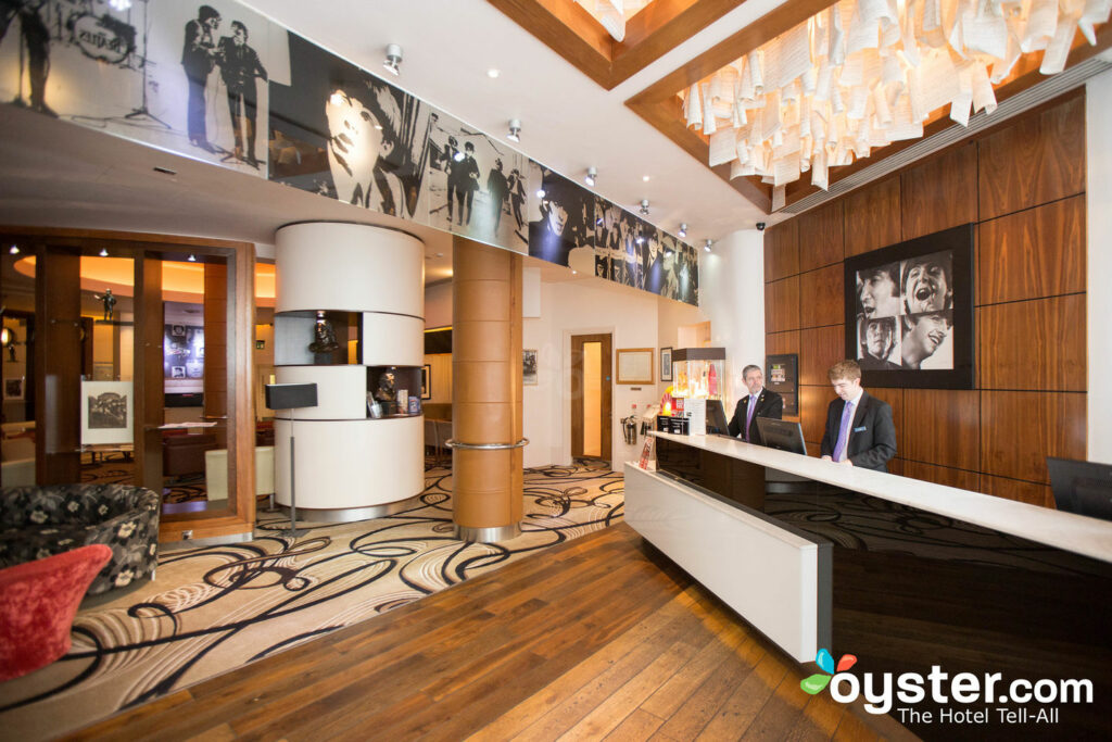 front-desk-v4009619-1440-1024x683.jpg