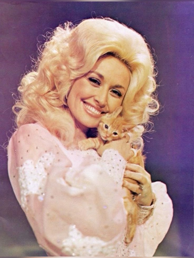 Dolly Parton and kitten 1970s ♡