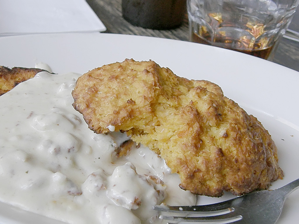 Biscuits_and_gravy.jpg