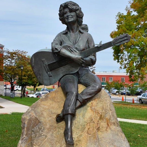 Dolly-Parton-Statue-5a1dcfae5a505.jpg