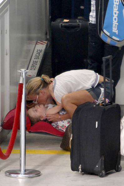 Halliwell+at+the+airport+XymaAEJMa-7l.jpg