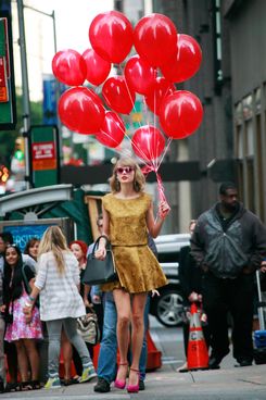 15-taylor-swift-nyc-balloons.w245.h368.jpg