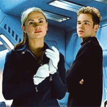 anna-paquin-gloves-off.gif