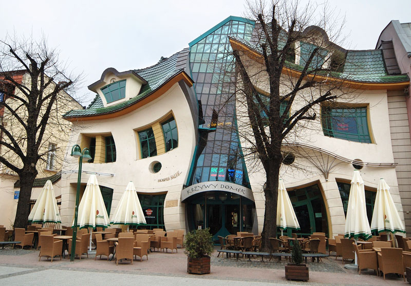 Krzywy-Domek-Crooked-House_1.jpg