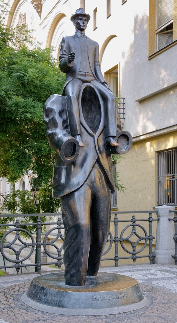 Kafka_statue_Prague-610x1115.jpg