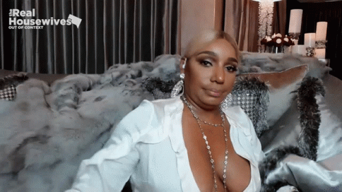 nene-rhoa-laptop-close-log-off.gif
