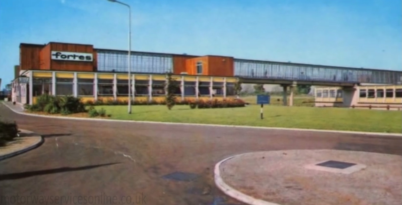 Newport_Pagnell_opening_colour_photo.jpg