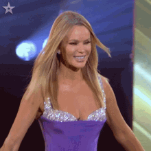 walking-on-stage-amanda-holden.gif