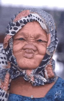 old-lady-smooch.gif