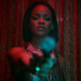 20-rihanna-gun.w330.h330.jpg