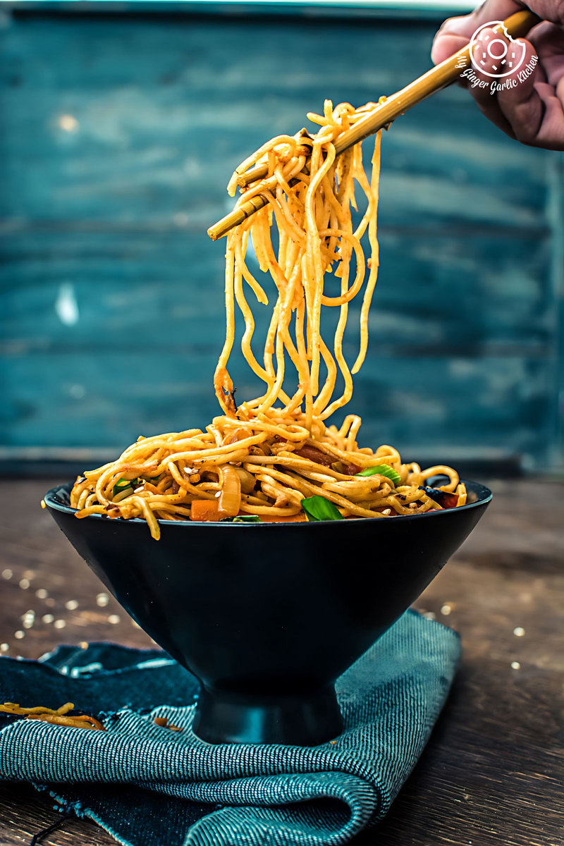 800px-veg-chezwan-noodles-recipe-9.jpg