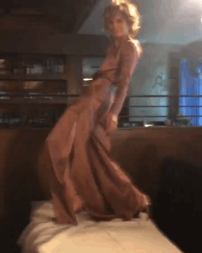 lisa-rinna-spread-monkey.gif