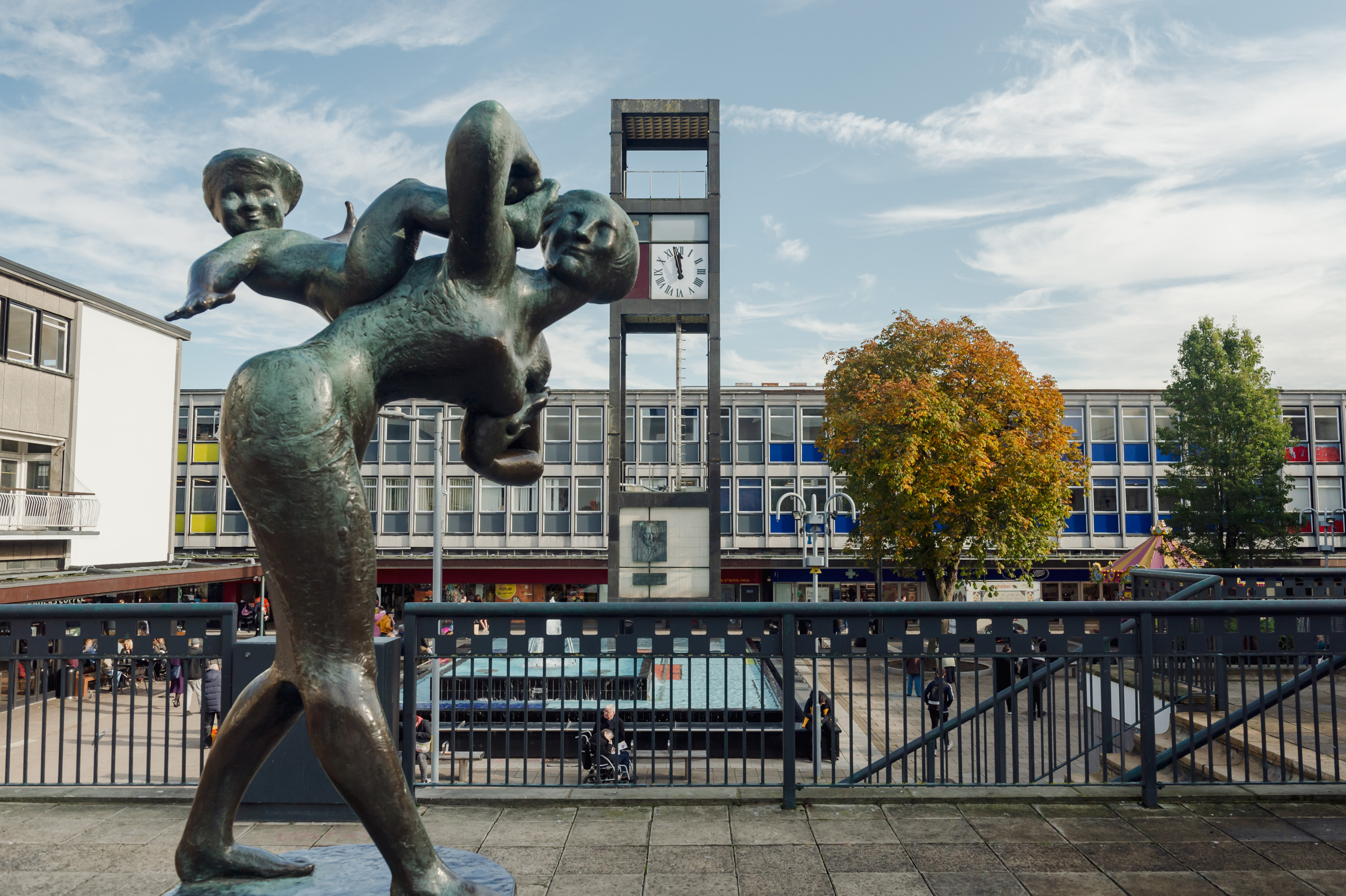 Stevenage_Town_Centre_and_Joyride_statue.jpg