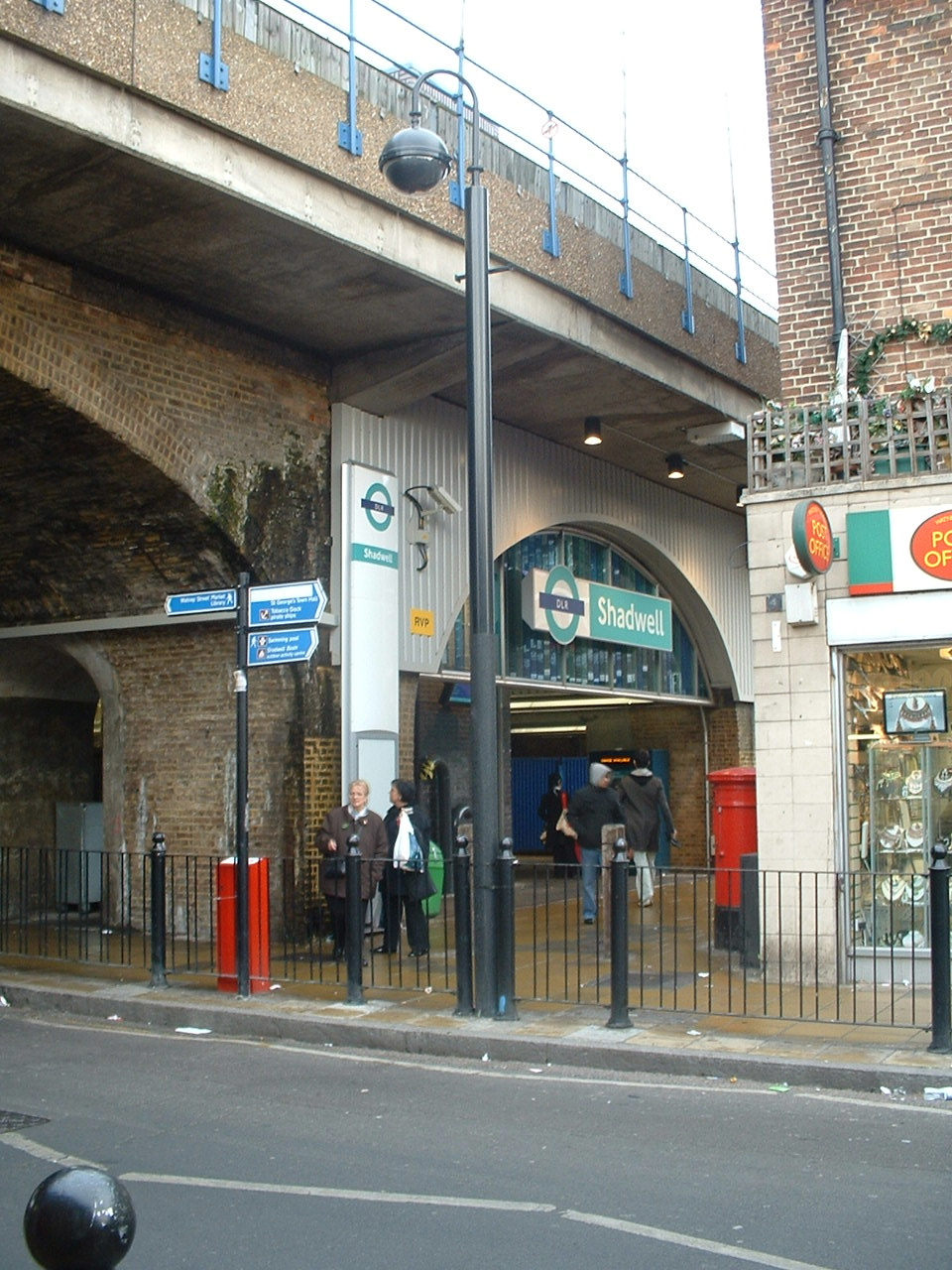 Shadwell_DLR_entr.JPG